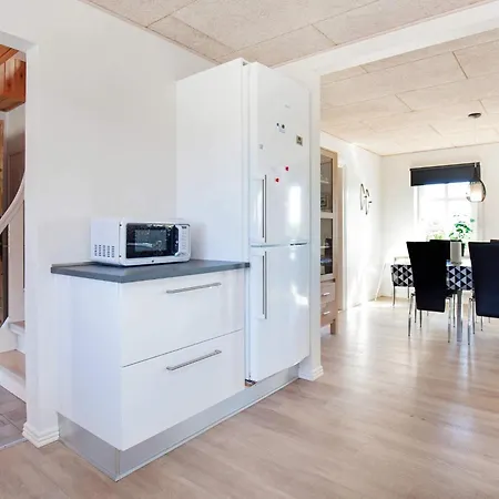 14 Person In Fur-by Traum *