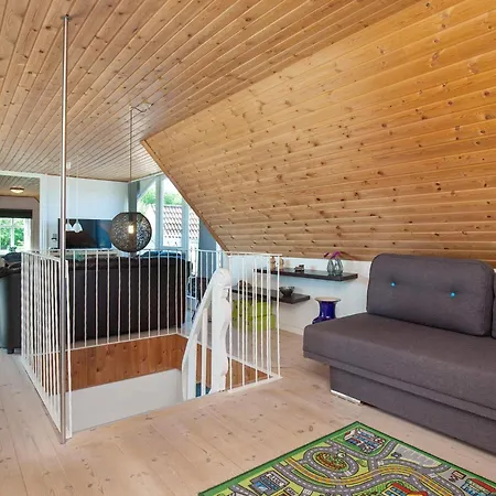 14 Person In Fur-by Traum Feriehus