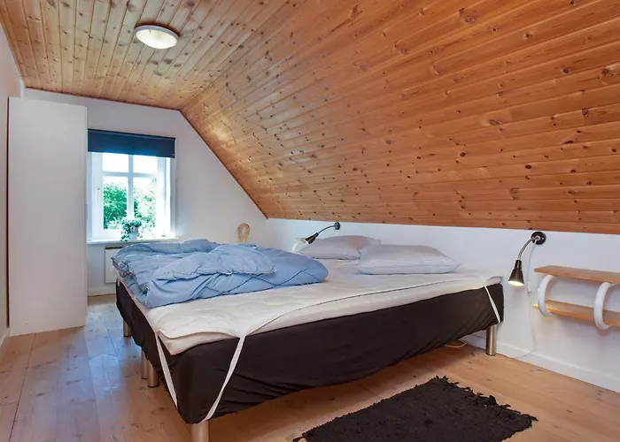 14 Person In Fur-by Traum